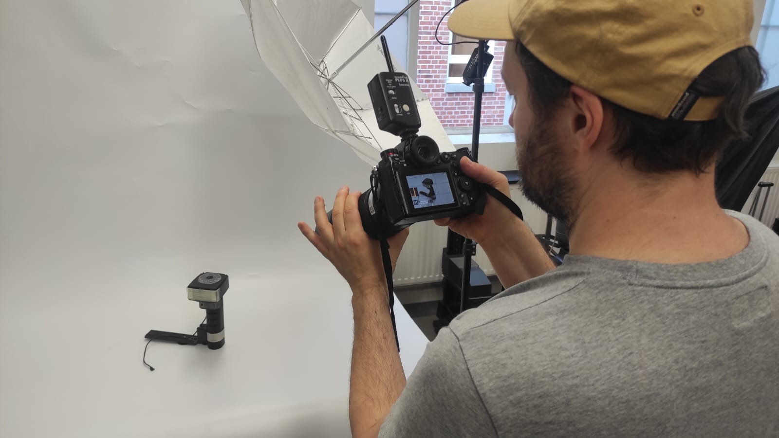 Ein fotografierter Blitz, um den Einfluss der anderen Blitze beim Fotografieren kennenzulernen.