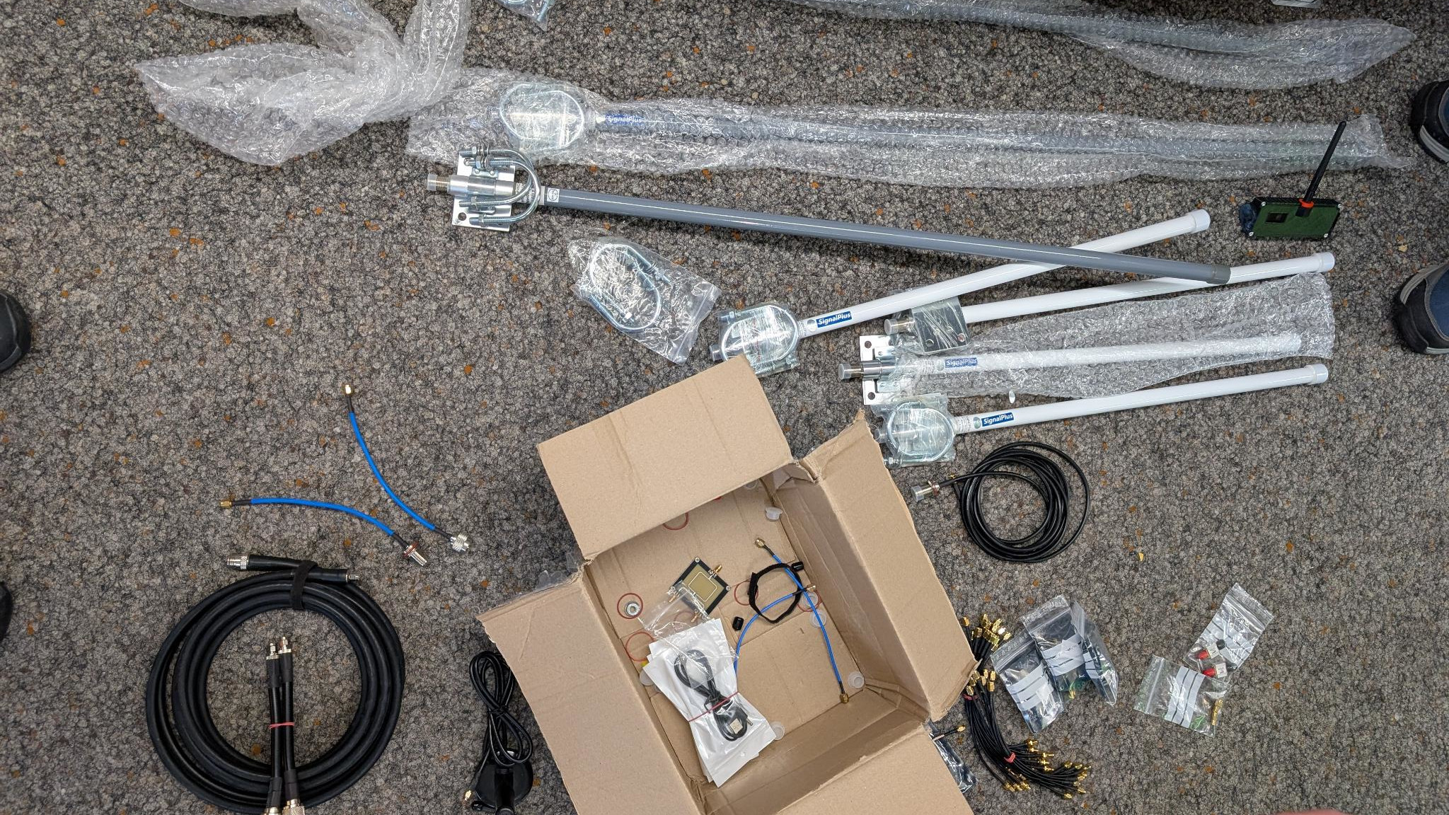 Nur ein Teil der Ausbeute: Nitek war selbst etwas überrascht, wie viele und wie große LoRa-Antennen er da eingekauft hatte :D