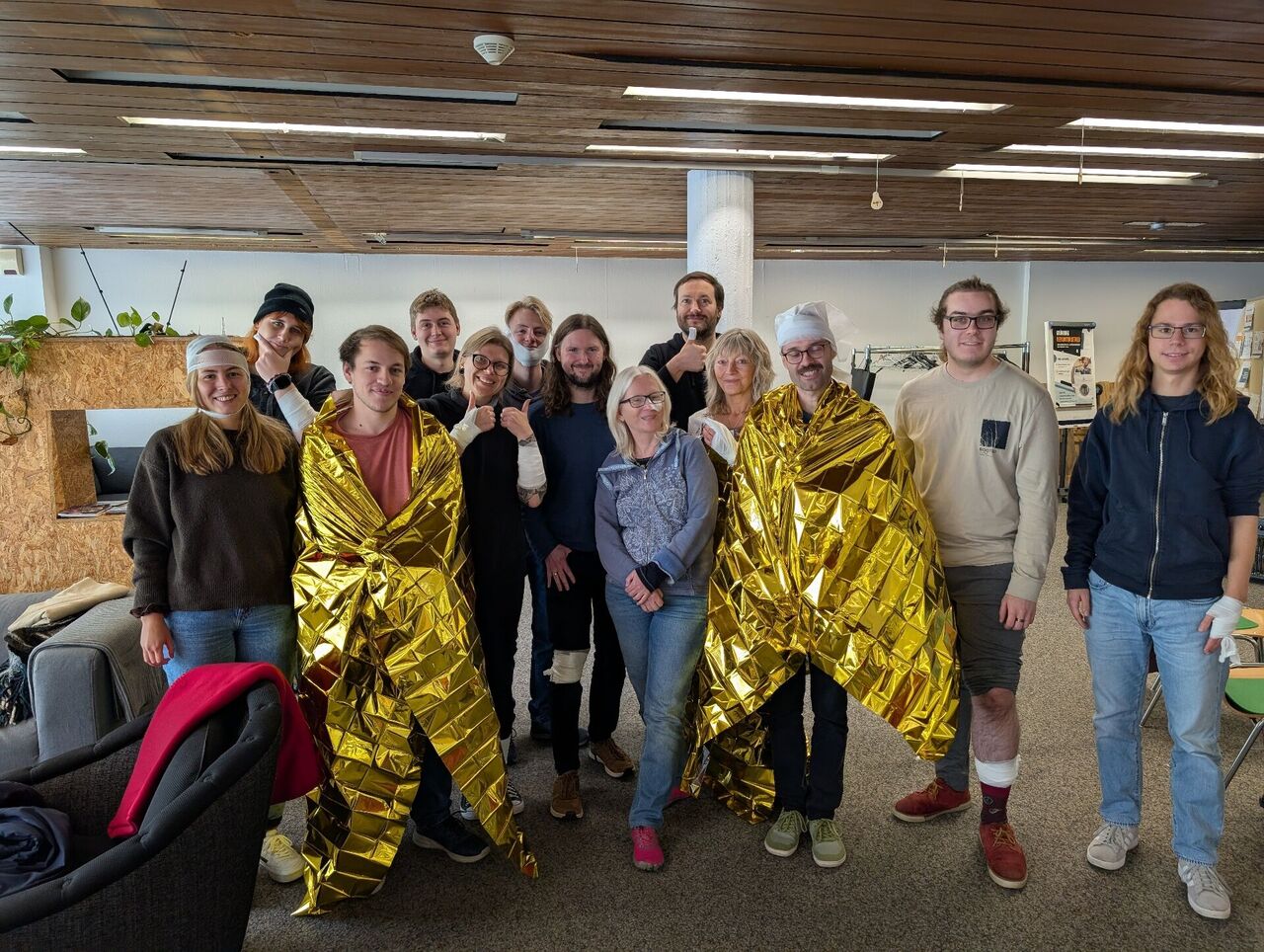 TeilnehmerInnen am Erste-Hilfe-Kurs mit durchaus hübschen Verbänden.