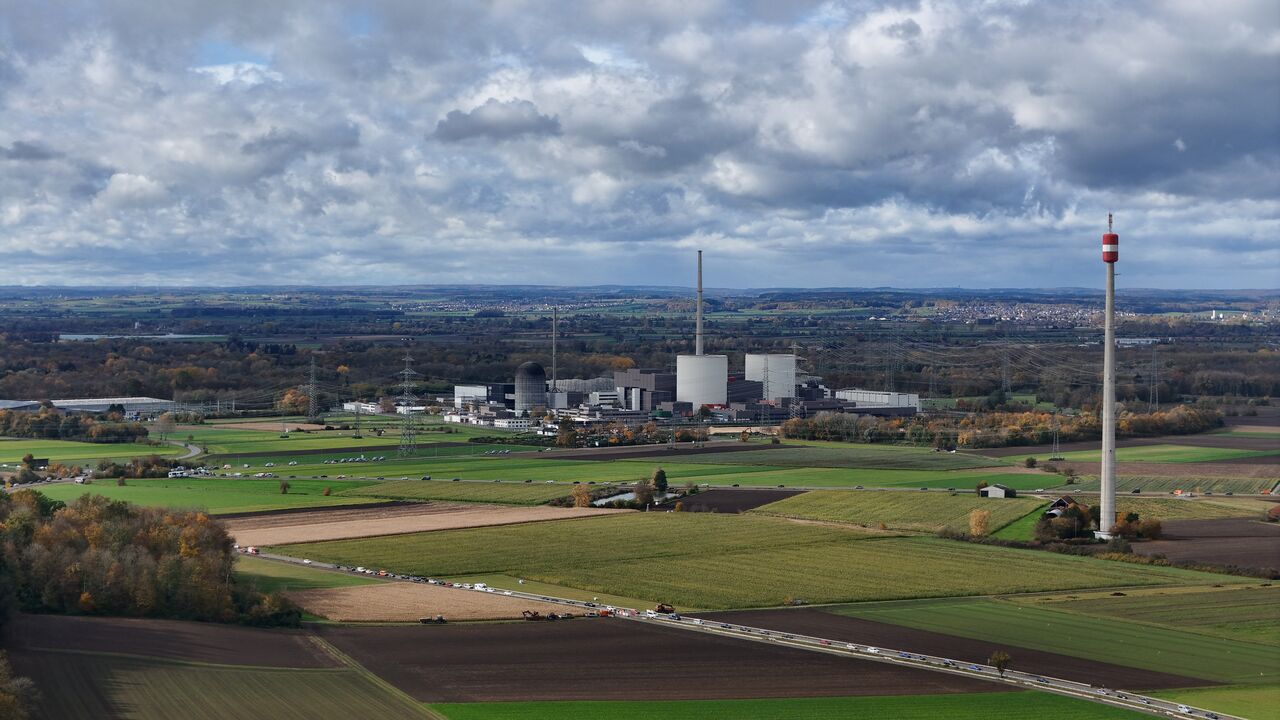 Sicht von Südwesten auf das AKW nach der Sprengung. Die Sonne kam dann natürlich raus.