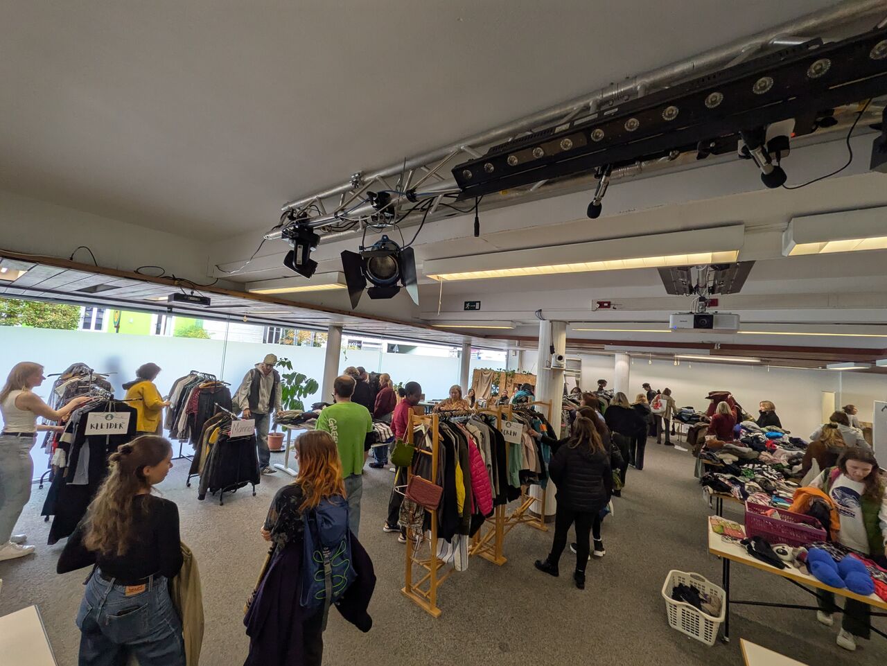 Kleidertausch im Oktober 2025. Zu sehen nur ein Bruchteil der 257 Gäste.