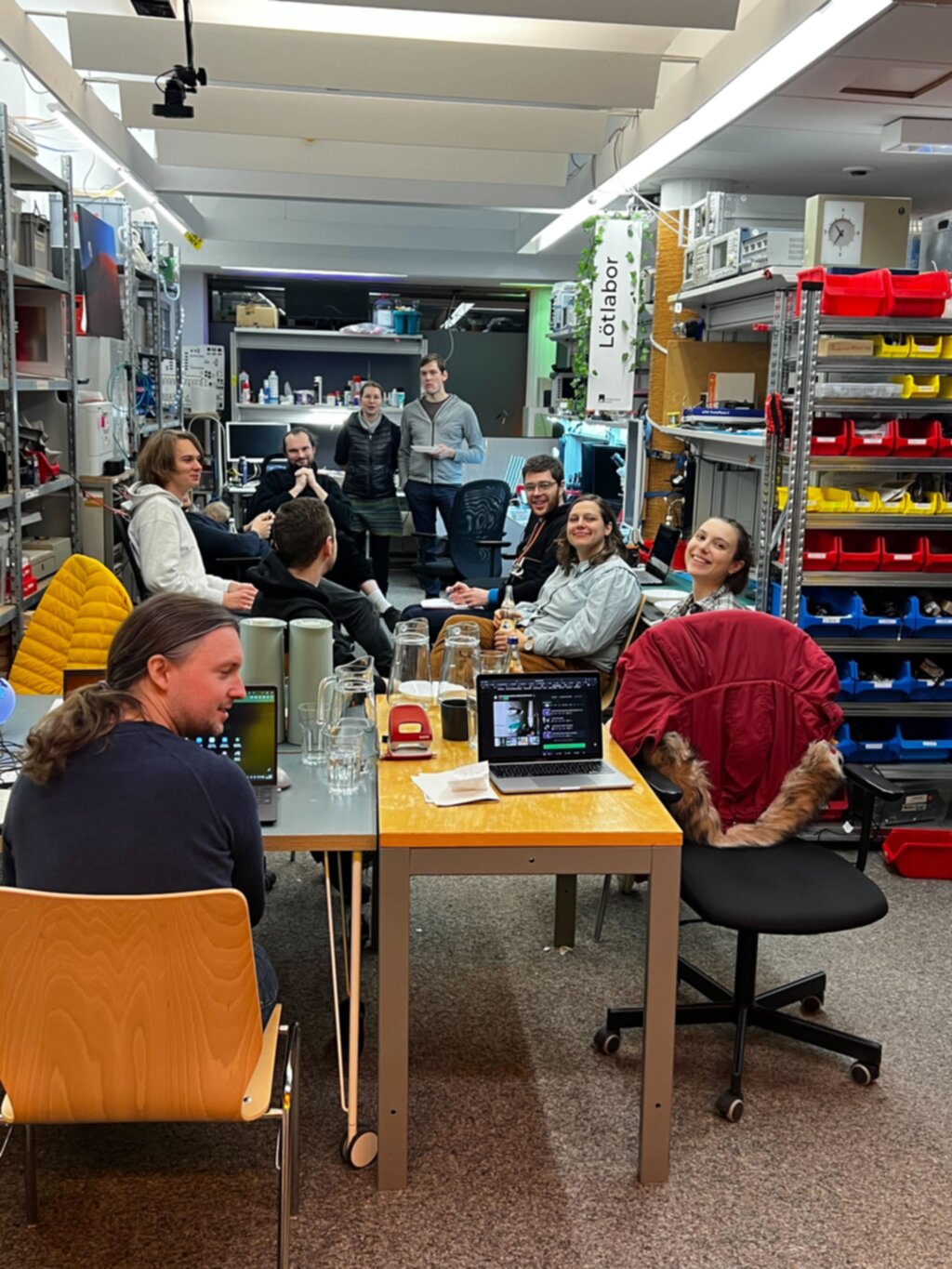 Auch im Lötlabor wurde gebastelt und Dinge erledigt. Und gegessen.