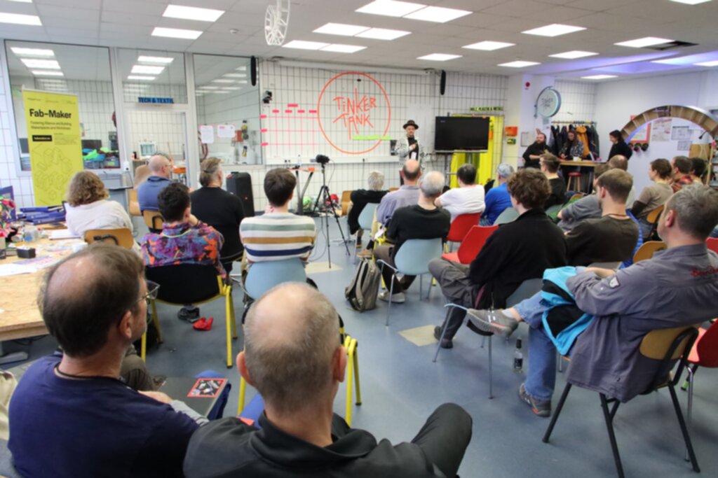 Mitgliederversammlung des Verbunds offener Werkstätten. Das Beamerbild sieht wie selbstgebaut aus.