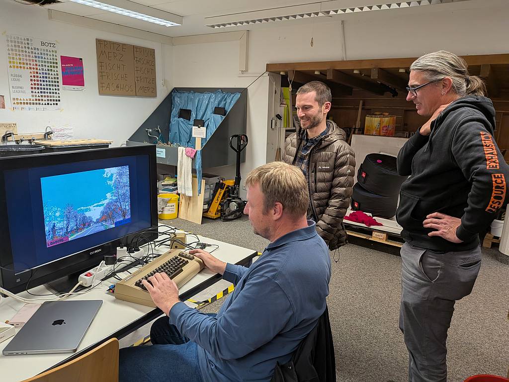 Historische Hardware beim MakerMonday: Ein C64 wurde mittels Mikrocontroller mit dem Internet verbunden und ist nun in der Lage, Online-Karten anzuzeigen.