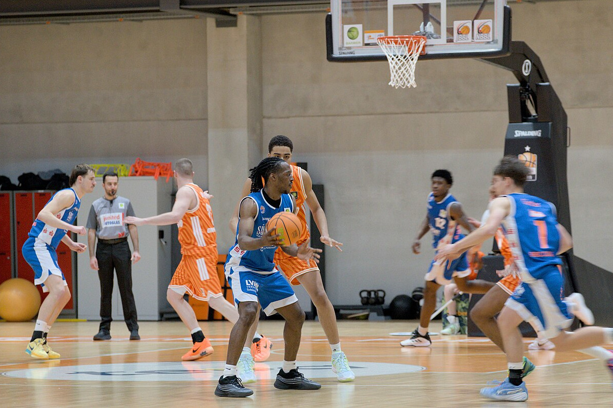 Weil wir sowohl Fans von Freiem Wissen als auch von Basketball unter unseren Aktiven haben, tragen wir nach und nach dazu bei, Wikipedia-Artikel von Basketballspielern zu bebildern. Hier ein Spiel zwischen OrangeAcademy und BBC Coburg, Foto von Felix, CC BY-SA 4.0